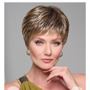 Stylish Raquel Welch “Winner” wig in color RS23 Glazed Vanilla